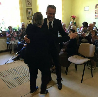 Imaginea zilei. Vlad Plahotniuc, intr-un azil de batrani din Straseni: deseneaza floricele si danseaza cu o batranica - FOTO Imaginea zilei. Vlad Plahotniuc, intr-un azil de batrani din Straseni: deseneaza floricele si danseaza cu o batranica - FOTO
