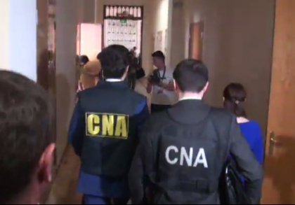 LIVE VIDEO. Ofiteri CNA in anticamera lui Chirtoaca. Ce se intampla acum la primarie LIVE VIDEO. Ofiteri CNA in anticamera lui Chirtoaca. Ce se intampla acum la primarie