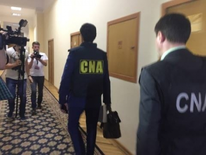 Proces penal pe numele consilierului Oleg Oniscenco dupa ce a incercat sa fuga de CNA Proces penal pe numele consilierului Oleg Oniscenco dupa ce a incercat sa fuga de CNA