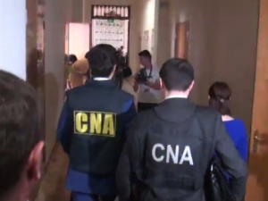 Perchezitii CNA la Agentia pentru Protectia Consumatorului. Un angajat al agentiei si directorul unei companii, retinuti pentru corupere pasiva si activa Perchezitii CNA la Agentia pentru Protectia Consumatorului. Un angajat al agentiei si directorul unei companii, retinuti pentru corupere pasiva si activa