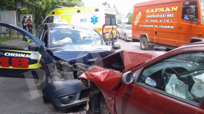 Trei persoane, transportate la spital dupa ce un sofer ar fi intrat cu masina in taxiul in care se aflau -  FOTO
