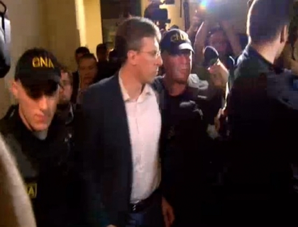 LIVE VIDEO. Dorin Chirtoaca a fost adus fara catuse la Judecatoria Buiucani, unde procurorii urmeaza sa ceara astazi mandat de arestare pe numele primarului