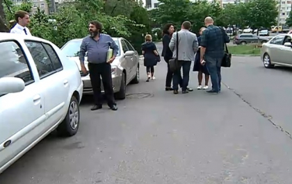 LIVE VIDEO. Sustinatorii lui Dorin Chirtoaca s-au adunat in fata blocului, unde locuieste edilul. Primarul inca nu a ajuns acasa LIVE VIDEO. Sustinatorii lui Dorin Chirtoaca s-au adunat in fata blocului, unde locuieste edilul. Primarul inca nu a ajuns acasa