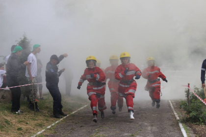 O noua zi in "Tabara Barbatiei". 10 echipe au luptat cu flacarile in "Tabara Barbatiei" pentru a intelege misiunea unui pompier la stingerea unui incendiu - GALERIE FOTO/VIDEO O noua zi in "Tabara Barbatiei". 10 echipe au luptat cu flacarile in "Tabara Barbatiei" pentru a intelege misiunea unui pompier la stingerea unui incendiu - GALERIE FOTO/VIDEO