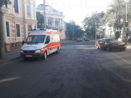 Accident la o intersectie din capitala. O ambulanta care transporta un pacient la Spitalul de Urgenta s-a ciocnit in aceasta dimineata cu un BMW - GALERIE FOTO