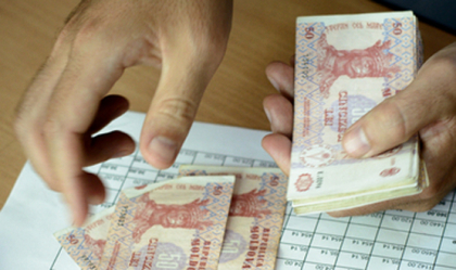 Angajatii primariei ar putea ramane fara salariile pentru luna mai, iar copiii fara foi la taberele de odihna. In lipsa semnaturii primarului, orice activitate este blocata
