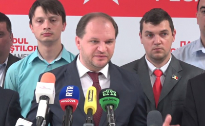 Socialistii sustin ca au strans 70 de mii de semnaturi anti-Chirtoaca: "Transferul in arest la domiciliu al primarului e o tentativa mascata de a bloca referendumul. E o intelegere intre Plahotniuc si Ghimpu" Socialistii sustin ca au strans 70 de mii de semnaturi anti-Chirtoaca: "Transferul in arest la domiciliu al primarului e o tentativa mascata de a bloca referendumul. E o intelegere intre Plahotniuc si Ghimpu"
