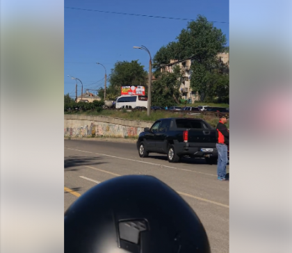 Filmarile pentru un videoclip au inchis soseaua Hancesti. Cozi infernale de masini s-au format in zona - GALERIE FOTO Filmarile pentru un videoclip au inchis soseaua Hancesti. Cozi infernale de masini s-au format in zona - GALERIE FOTO