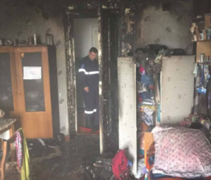 Trei persoane, internate la spital cu arsuri si intoxicatii dupa ce apartamentul in care se aflau a fost cuprins de flacari - FOTO Trei persoane, internate la spital cu arsuri si intoxicatii dupa ce apartamentul in care se aflau a fost cuprins de flacari - FOTO