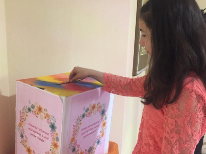 Au schimbat florile pe dragostea de viata. Elevii unui liceu din capitala au adus, la ultimul sunet, bani in loc de flori pentru a-si ajuta profesoara grav bolnava: "Asa am simtit noi" - FOTO Au schimbat florile pe dragostea de viata. Elevii unui liceu din capitala au adus, la ultimul sunet, bani in loc de flori pentru a-si ajuta profesoara grav bolnava: "Asa am simtit noi" - FOTO