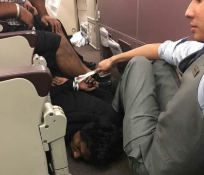 Panica printre pasagerii unui zbor Malaysia Airlines. Un barbat a vrut sa intre peste piloti si a amenintat ca are o bomba Panica printre pasagerii unui zbor Malaysia Airlines. Un barbat a vrut sa intre peste piloti si a amenintat ca are o bomba