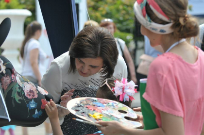Festivalul vacutelor in scuarul Catedralei. Pictorii au transformat vacutele in adevarate opere de arta - GALERIE FOTO 