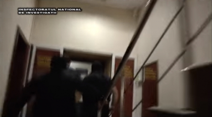 11 persoane, printre care si seful unui post vamal, retinute pentru corupere. Imagini de pe camere ascunse. Momentul in care mascatii alearga dupa ei: "Unul aici, altul in stanga" - VIDEO 11 persoane, printre care si seful unui post vamal, retinute pentru corupere. Imagini de pe camere ascunse. Momentul in care mascatii alearga dupa ei: "Unul aici, altul in stanga" - VIDEO
