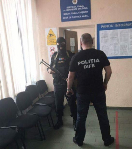 Reactia Serviciului Vamal dupa ce 11 persoane, printre care si seful unui post vamal, au fost retinute pentru corupere: "A fost dispusa initierea unei anchete de serviciu" Reactia Serviciului Vamal dupa ce 11 persoane, printre care si seful unui post vamal, au fost retinute pentru corupere: "A fost dispusa initierea unei anchete de serviciu"