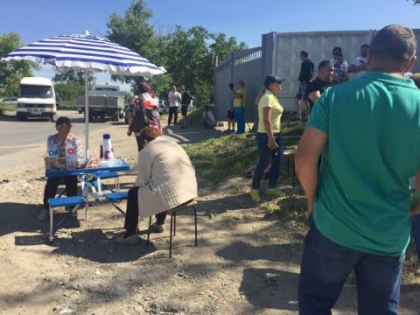 Au blocat accesul autospecialelor, si-au instalat mese si scaune pe marginea drumului si sunt dispusi sa stea non-stop acolo. Localnicii din Bubuieci: "Nu-i mai lasam sa aduca aici deseuri" - GALERIE FOTO