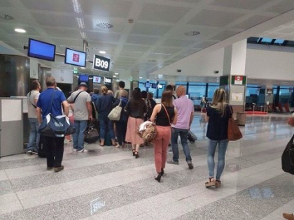 Urmau sa ajunga ieri de la Milano la Chisinau, insa ar putea ajunge abia astazi: "Defectiuni tehnice". O femeie a chemat ambulanta: "Se simte foarte rau". O astfel de cursa nu este inregistrata pe site-urile aeroporturilor - FOTO