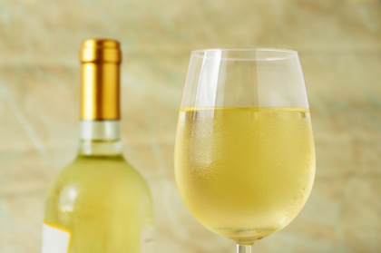 Beneficiile nestiute ale vinului alb. Avantajul pe care il are in fata vinului rosu
