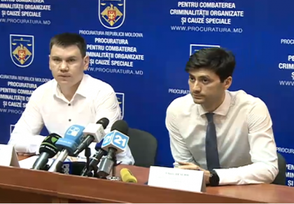 Fost demnitar, retinut intr-un dosar de trafic de influenta. Ar fi extorcat 45 de mii de euro pentru incetarea urmarii penale in privinta unui invinuit intr-un dosar de instrainarea terenurilor din comuna Stauceni Fost demnitar, retinut intr-un dosar de trafic de influenta. Ar fi extorcat 45 de mii de euro pentru incetarea urmarii penale in privinta unui invinuit intr-un dosar de instrainarea terenurilor din comuna Stauceni