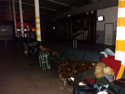 Urmau sa ajunga ieri de la Paris la Chisinau, insa ar putea ajunge abia astazi. Mai multi moldoveni au ramas sa doarma in aeroportul din Franta - GALERIE FOTO