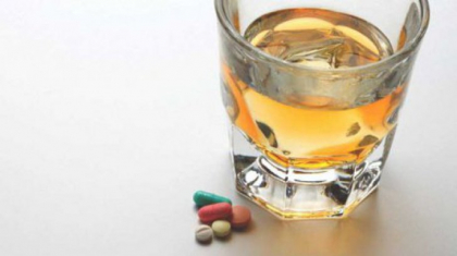 Ce se intampla in organismul tau, atunci cand consumi alcool si iei medicamente? Este mai grav decat crezi