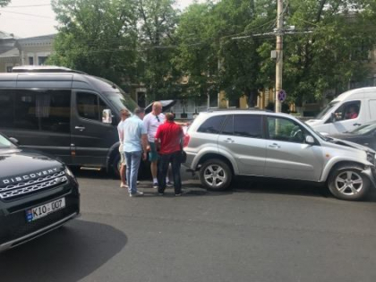 Accident in lant pe bulevardul Stefan cel Mare. Un microbuz de ruta ar fi franat brusc, iar alte doua vehicule s-au ciocnit in spatele acestuia - GALERIE FOTO Accident in lant pe bulevardul Stefan cel Mare. Un microbuz de ruta ar fi franat brusc, iar alte doua vehicule s-au ciocnit in spatele acestuia - GALERIE FOTO