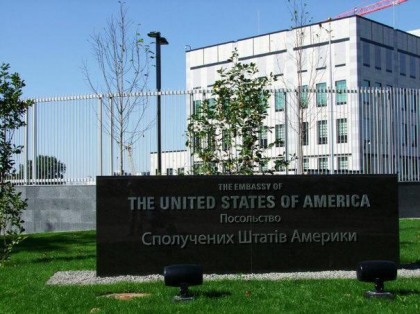 Explozie in incinta Ambasadei Statelor Unite de la Kiev. Dispozitivul exploziv a fost aruncat de o persoana necunoscuta Explozie in incinta Ambasadei Statelor Unite de la Kiev. Dispozitivul exploziv a fost aruncat de o persoana necunoscuta