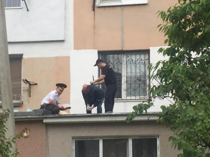 Un tanar de 26 de ani s-a stins pe loc dupa ce s-ar fi aruncat de la etajul 16 a unui bloc din capitala: vecinii spun ca inainte de tragedie baiatul striga si fugea pe acoperis - GALERIE FOTO Un tanar de 26 de ani s-a stins pe loc dupa ce s-ar fi aruncat de la etajul 16 a unui bloc din capitala: vecinii spun ca inainte de tragedie baiatul striga si fugea pe acoperis - GALERIE FOTO