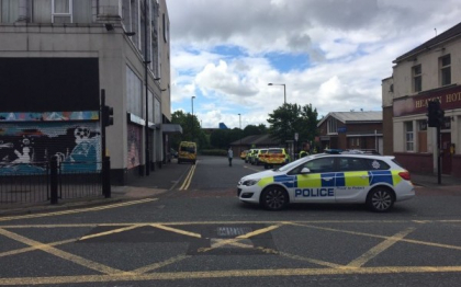 Luare de ostatici in Marea Britanie. Un barbat inarmat cu un cutit s-a baricadat in sediul unei companii din Newcastle. VIDEO Luare de ostatici in Marea Britanie. Un barbat inarmat cu un cutit s-a baricadat in sediul unei companii din Newcastle. VIDEO