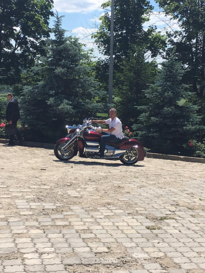 Vlad Plahotniuc a lasat vesta si cravata acasa si a urcat pe motocicleta. Cum a fost surprins liderul PD la intalnirea cu tinerii democrati - GALERIE FOTO Vlad Plahotniuc a lasat vesta si cravata acasa si a urcat pe motocicleta. Cum a fost surprins liderul PD la intalnirea cu tinerii democrati - GALERIE FOTO