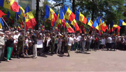 Protest in fata Parlamentului privind modificarea sistemului electoral. Sute de oameni s-au adunat in centrul capitalei: "Eram mai multi daca nu inchideau drumurile" - GALERIE FOTO Protest in fata Parlamentului privind modificarea sistemului electoral. Sute de oameni s-au adunat in centrul capitalei: "Eram mai multi daca nu inchideau drumurile" - GALERIE FOTO