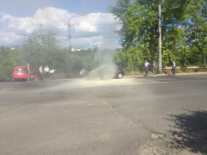 O masina a luat foc din mers la o intersectie din capitala - GALERIE FOTO