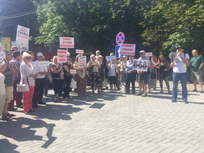 Cativa oameni protesteaza in fata Primariei fiind nemultumiti de constructiile ilegale din oras - GALERIE FOTO Cativa oameni protesteaza in fata Primariei fiind nemultumiti de constructiile ilegale din oras - GALERIE FOTO