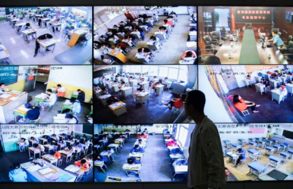 Gadgeturile ingenioase folosite de elevii chinezi ca sa copieze la "cel mai greu examen din lume": guma de sters care scaneaza testul si-l trimite unui amic, iar acesta ii dicteaza raspunsurile in casca Gadgeturile ingenioase folosite de elevii chinezi ca sa copieze la "cel mai greu examen din lume": guma de sters care scaneaza testul si-l trimite unui amic, iar acesta ii dicteaza raspunsurile in casca
