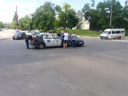 Nu au putut imparti carosabilul. O masina a politiei implicata intr-un accident la o intersectie din capitala - FOTO