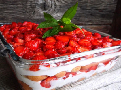 Tiramisu cu capsune Tiramisu cu capsune