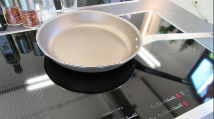 Truc util. Pune cafea in tigaie, peste uleiul incins. Ce va urma te va surprinde Truc util. Pune cafea in tigaie, peste uleiul incins. Ce va urma te va surprinde