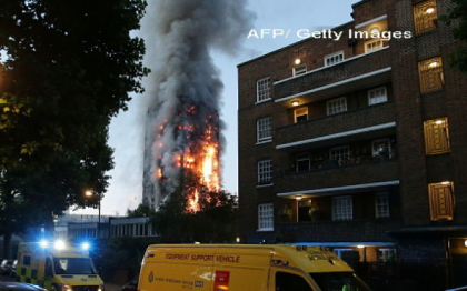 Incendiu violent la Londra. Turn cu 27 de etaje cuprins de flacari: 6 morti, 64 de raniti - 20 in stare critica. IMAGINI LIVE