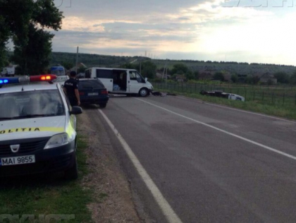 Grav accident in apropiere de Leova. Doi pasageri, raniti dupa ce microbuzul in care se aflau s-a ciocnit frontal cu un Ford - FOTO