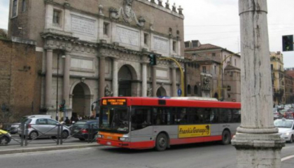 Un moldovean, atacat cu cutitul in Roma in timp ce calatorea cu autobuzul