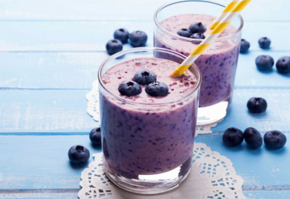 Mic dejun sanatos si racoros, perfect pentru zilele caniculare: smoothie cu afine Mic dejun sanatos si racoros, perfect pentru zilele caniculare: smoothie cu afine