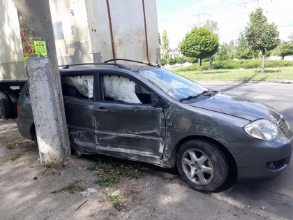 I s-a desprins remorca camionului si "a turtit" o Toyota parcata pe o strada din capitala. Masina a fost facuta zob - GALERIE FOTO I s-a desprins remorca camionului si "a turtit" o Toyota parcata pe o strada din capitala. Masina a fost facuta zob - GALERIE FOTO
