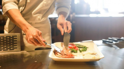 O chelnerita dezvaluie secretul socant din bucataria restaurantelor. Ce pun in mancare O chelnerita dezvaluie secretul socant din bucataria restaurantelor. Ce pun in mancare
