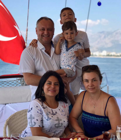 Epopeea vacantei lui Dodon. Dupa ce a declarat ca oferta de vacanta a primit-o de la consulul nostru onorific in Antalya, iar acesta ar fi negat acest lucru, Dodon a postat poze si un comentariu in care ii multumeste oficialului pentru ospitalitate - FOTO Epopeea vacantei lui Dodon. Dupa ce a declarat ca oferta de vacanta a primit-o de la consulul nostru onorific in Antalya, iar acesta ar fi negat acest lucru, Dodon a postat poze si un comentariu in care ii multumeste oficialului pentru ospitalitate - FOTO