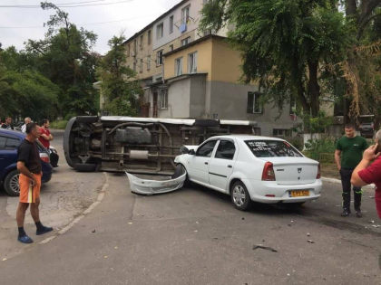 Dimineata cu ghinion pentru doi soferi dupa ce vehiculele lor au fost implicate intr-un accident in capitala - GALERIE FOTO