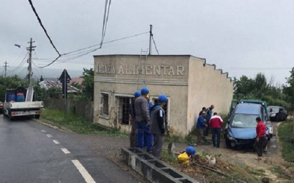 Un sofer din Republica Moldova care se intorcea cu familia din vacanta din Grecia a facut ravagii pe o sosea din Romania: a doborat un stalp si a bulversat traficul. Ar fi adormit la volan