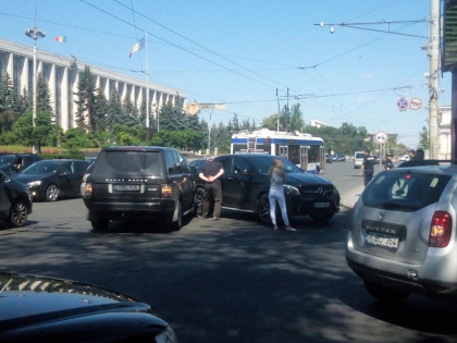 Accident de lux in centrul capitalei: Un Mercedes s-a ciocnit cu un Range Rover - GALERIE FOTO Accident de lux in centrul capitalei: Un Mercedes s-a ciocnit cu un Range Rover - GALERIE FOTO