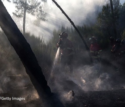Bilantul incendiului de padure din Portugalia a ajuns la 63 de morti. Un pompier a decedat cand ajuta la evacuarea oamenilor