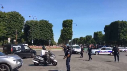 Politia franceza a retinut patru rude ale barbatului care a atacat un vehicul al Jandarmeriei - Mediafax.ro Politia franceza a retinut patru rude ale barbatului care a atacat un vehicul al Jandarmeriei - Mediafax.ro