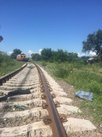 Au mers impreuna pentru a strange iarba, insa totul s-a terminat tragic. Un baietel de 2 ani, in coma la spital dupa ce a fost lovit de o locomotiva. Totul s-a intamplat sub privirile fratelui mai mare - FOTO Au mers impreuna pentru a strange iarba, insa totul s-a terminat tragic. Un baietel de 2 ani, in coma la spital dupa ce a fost lovit de o locomotiva. Totul s-a intamplat sub privirile fratelui mai mare - FOTO