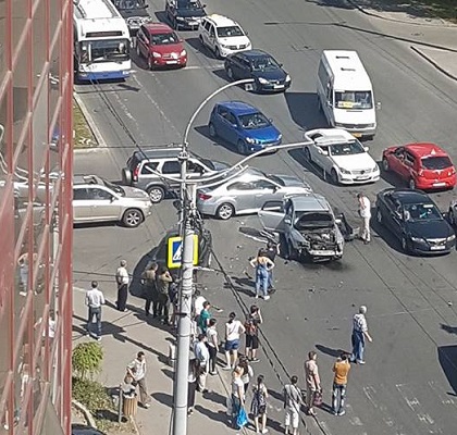 Accident in sectorul Rascani al capitalei. Doua masini s-au lovit violent - GALERIE FOTO